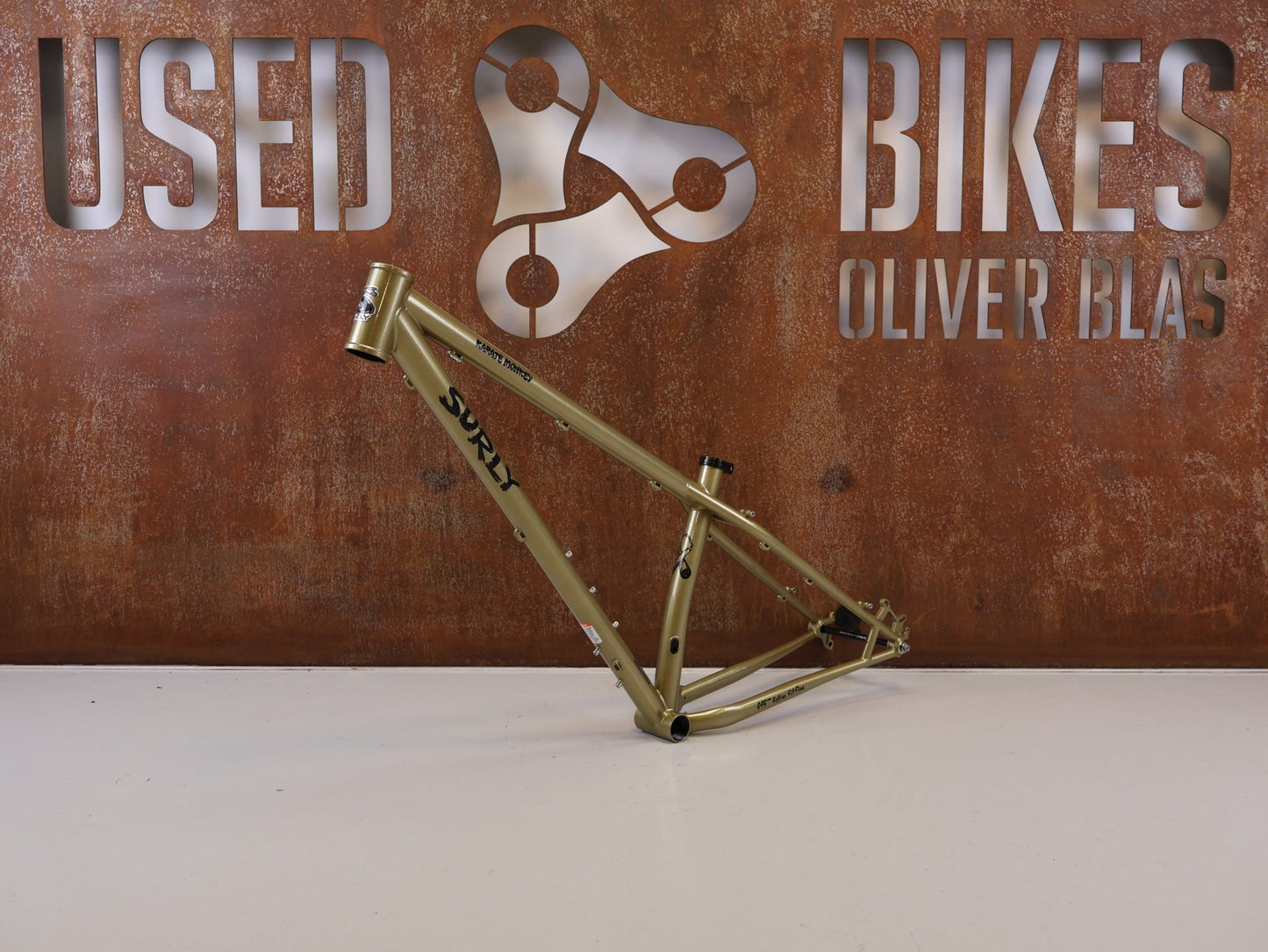 Mountainbikerahmen von Surley, SURLY KARATE MONKEY RAHMENSET FOOLS GOLD / S vor USEDBIKES-OB.DE Hintergrund