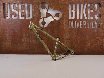 Mountainbikerahmen von Surley, SURLY KARATE MONKEY RAHMENSET FOOLS GOLD / S vor USEDBIKES-OB.DE Hintergrund
