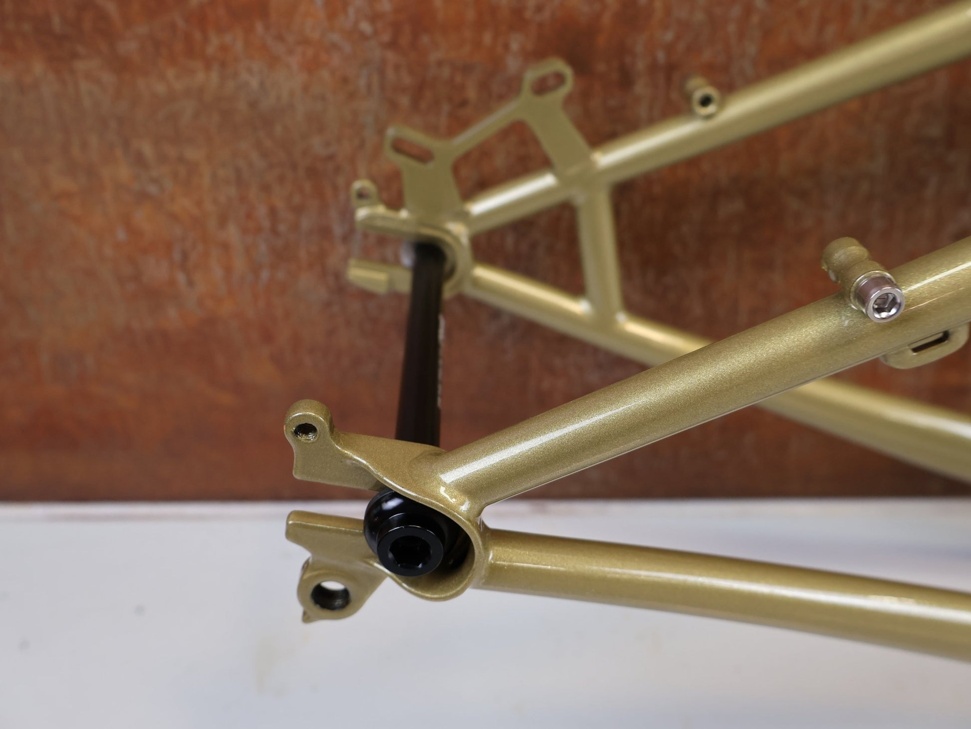 Mountainbikerahmen von Surley, SURLY KARATE MONKEY RAHMENSET FOOLS GOLD / S vor USEDBIKES-OB.DE Hintergrund