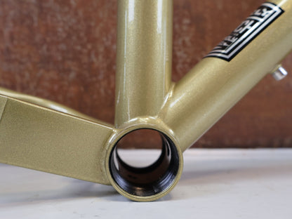 Mountainbikerahmen von Surley, SURLY KARATE MONKEY RAHMENSET FOOLS GOLD / S vor USEDBIKES-OB.DE Hintergrund