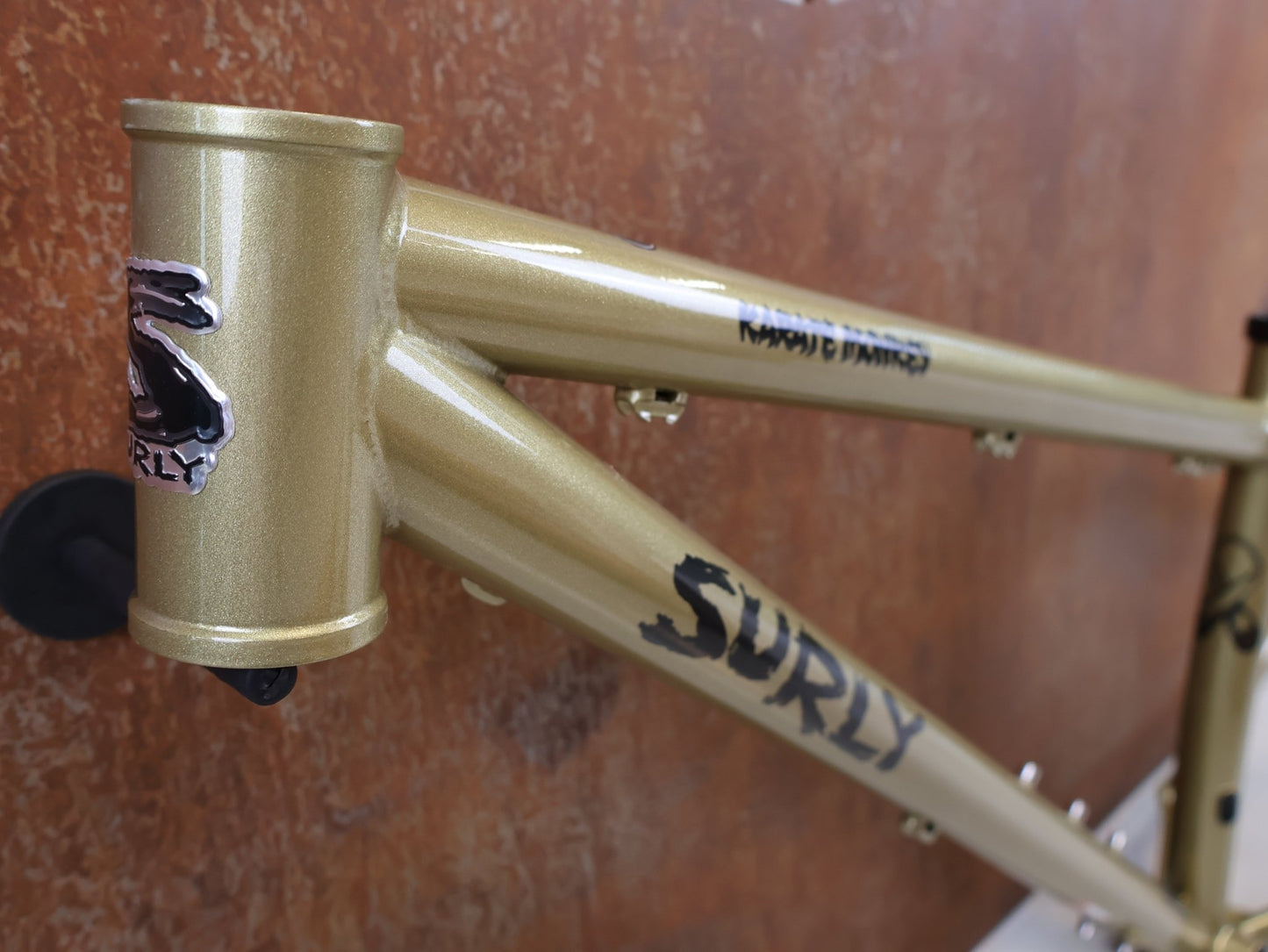 Mountainbikerahmen von Surley, SURLY KARATE MONKEY RAHMENSET FOOLS GOLD / S vor USEDBIKES-OB.DE Hintergrund