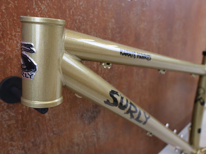 Mountainbikerahmen von Surley, SURLY KARATE MONKEY RAHMENSET FOOLS GOLD / S vor USEDBIKES-OB.DE Hintergrund