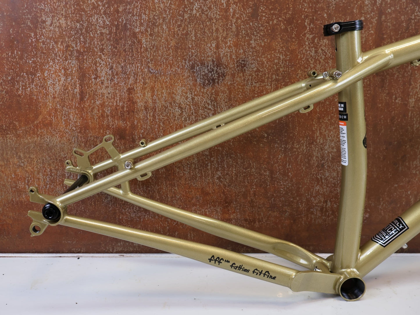Mountainbikerahmen von Surley, SURLY KARATE MONKEY RAHMENSET FOOLS GOLD / S vor USEDBIKES-OB.DE Hintergrund