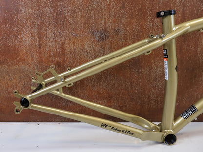 Mountainbikerahmen von Surley, SURLY KARATE MONKEY RAHMENSET FOOLS GOLD / S vor USEDBIKES-OB.DE Hintergrund