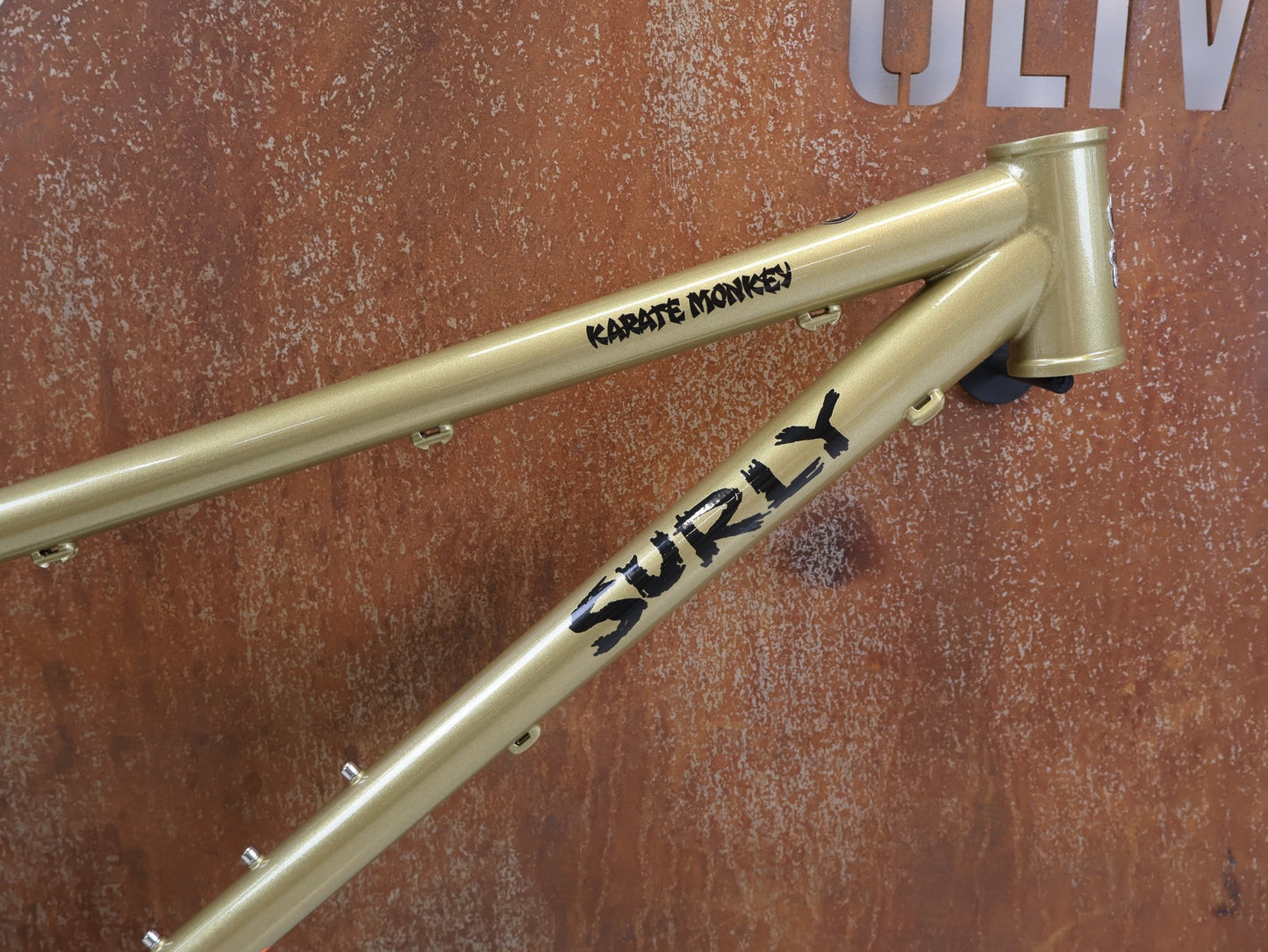 Mountainbikerahmen von Surley, SURLY KARATE MONKEY RAHMENSET FOOLS GOLD / S vor USEDBIKES-OB.DE Hintergrund