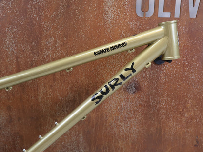 Mountainbikerahmen von Surley, SURLY KARATE MONKEY RAHMENSET FOOLS GOLD / S vor USEDBIKES-OB.DE Hintergrund