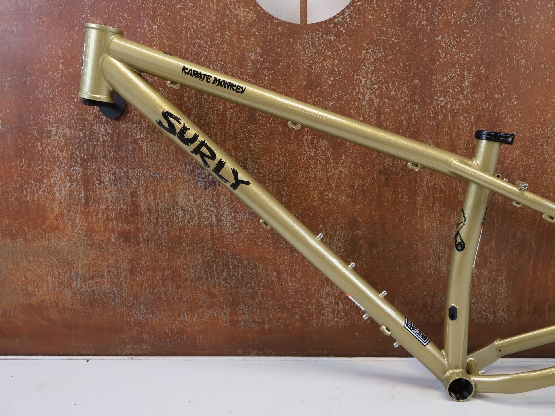 Mountainbikerahmen von Surley, SURLY KARATE MONKEY RAHMENSET FOOLS GOLD / S vor USEDBIKES-OB.DE Hintergrund