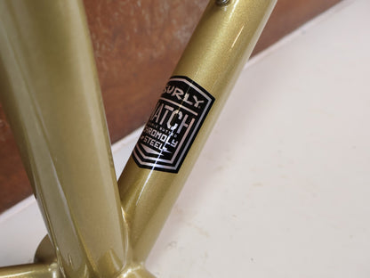 Mountainbikerahmen von Surley, SURLY KARATE MONKEY RAHMENSET FOOLS GOLD / S vor USEDBIKES-OB.DE Hintergrund