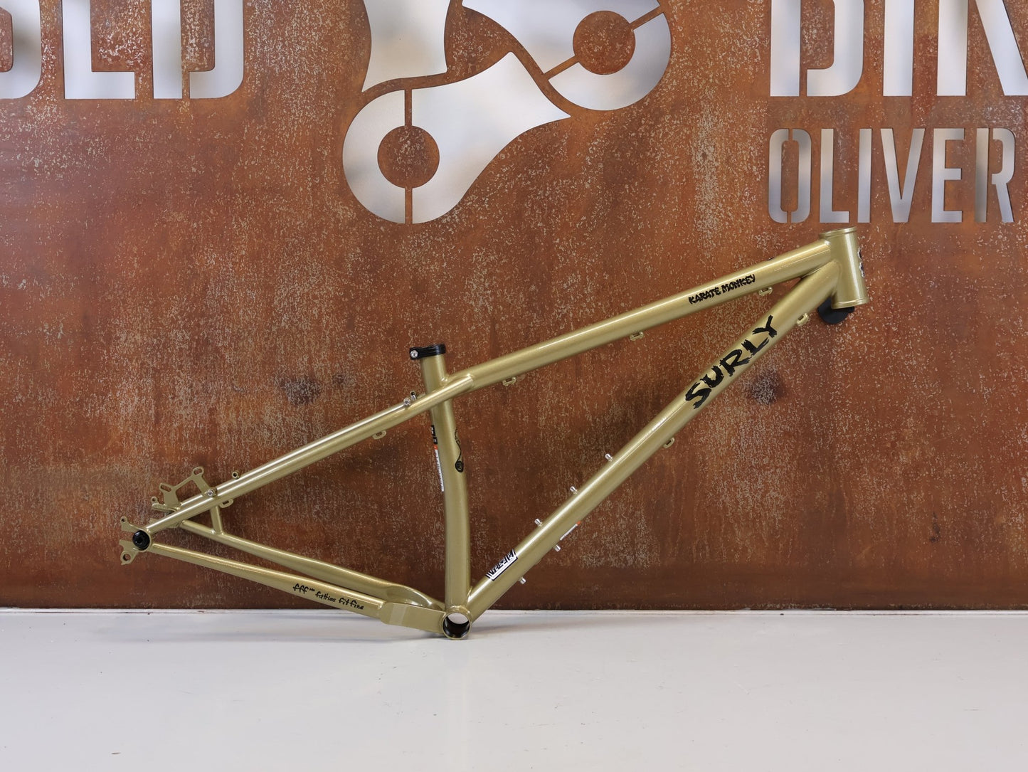 Mountainbikerahmen von Surley, SURLY KARATE MONKEY RAHMENSET FOOLS GOLD / S vor USEDBIKES-OB.DE Hintergrund