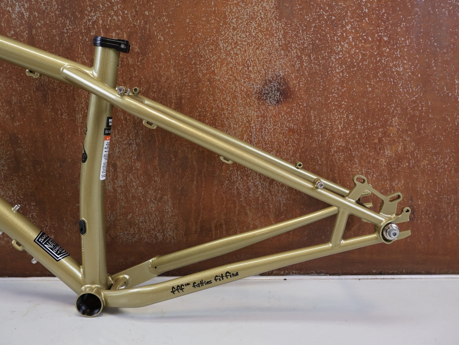 Mountainbikerahmen von Surley, SURLY KARATE MONKEY RAHMENSET FOOLS GOLD / S vor USEDBIKES-OB.DE Hintergrund