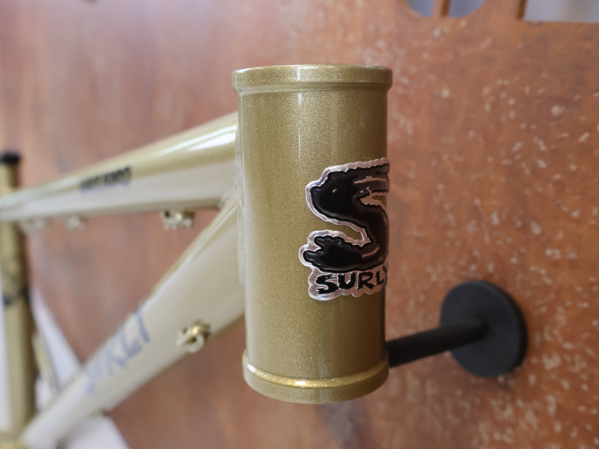 Mountainbikerahmen von Surley, SURLY KARATE MONKEY RAHMENSET FOOLS GOLD / S vor USEDBIKES-OB.DE Hintergrund