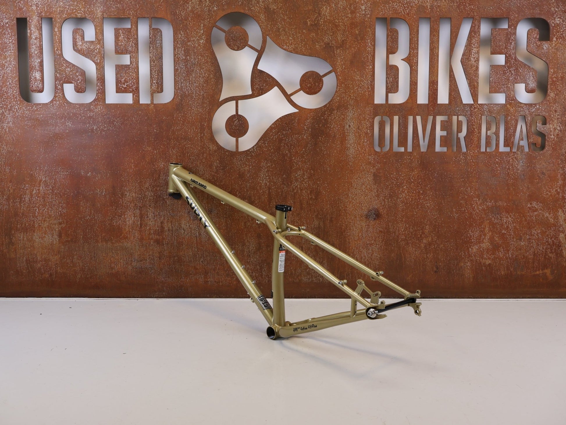 Mountainbikerahmen von Surley, SURLY KARATE MONKEY RAHMENSET FOOLS GOLD / S vor USEDBIKES-OB.DE Hintergrund