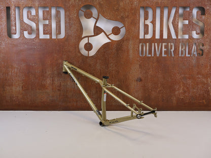 Mountainbikerahmen von Surley, SURLY KARATE MONKEY RAHMENSET FOOLS GOLD / S vor USEDBIKES-OB.DE Hintergrund