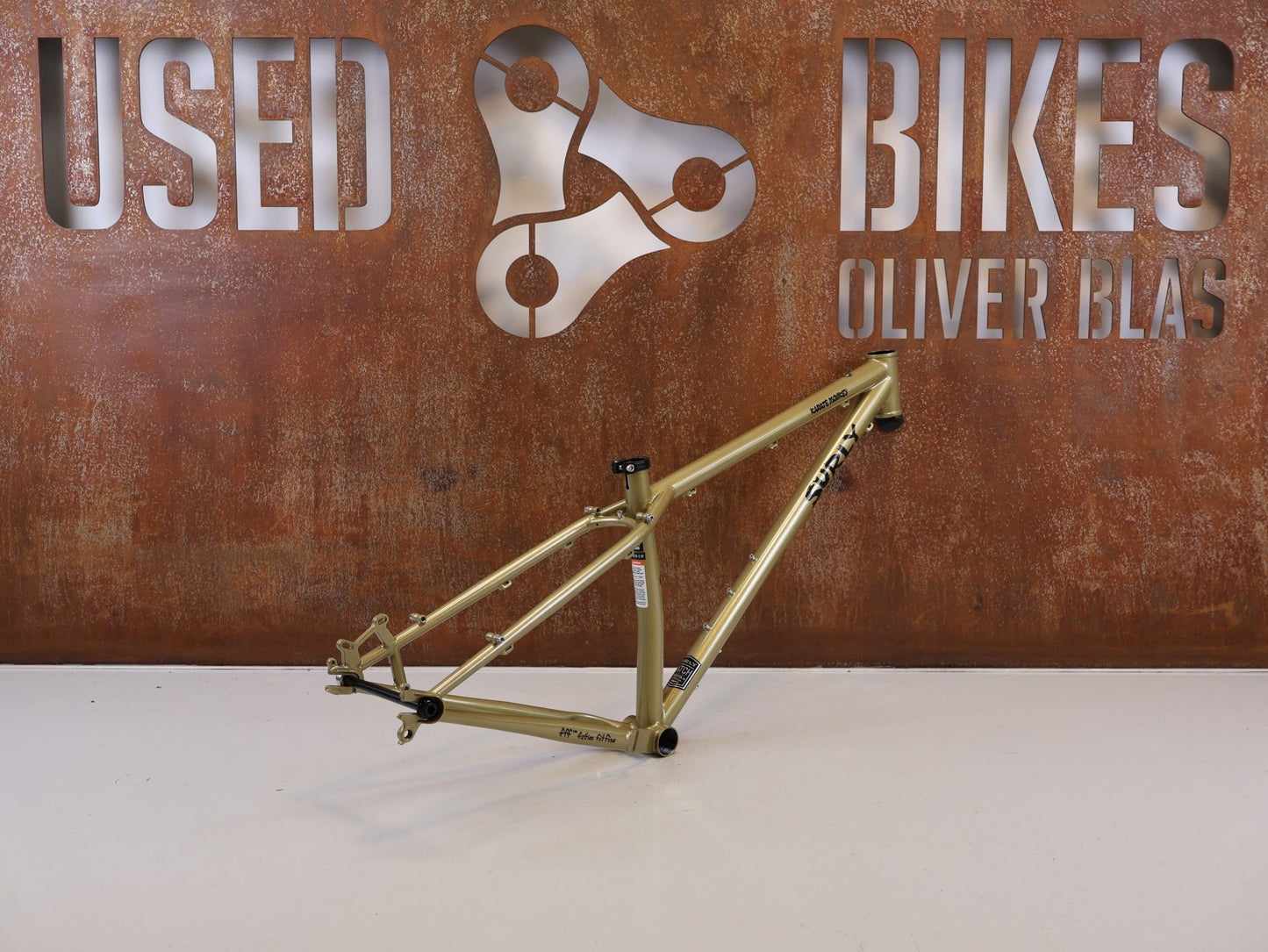 Mountainbikerahmen von Surley, SURLY KARATE MONKEY RAHMENSET FOOLS GOLD / S vor USEDBIKES-OB.DE Hintergrund