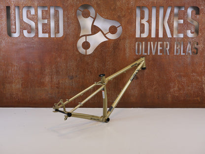 Mountainbikerahmen von Surley, SURLY KARATE MONKEY RAHMENSET FOOLS GOLD / S vor USEDBIKES-OB.DE Hintergrund
