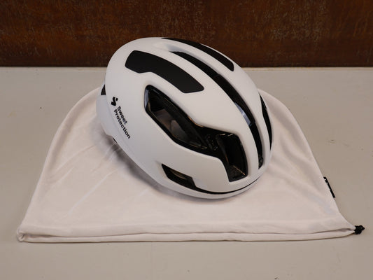 Helme von Sweet Protection, SWEET PROTECTION FALCONER AERO 2VI MIPS / RENNRADHELM / GR. M/L / SATIN WHITE vor USEDBIKES-OB.DE Hintergrund