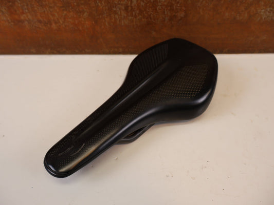 Sattel von Syncros, SYNCROS BELCARRA 1.0 CARBON REGULAR SATTEL 130MM vor USEDBIKES-OB.DE Hintergrund