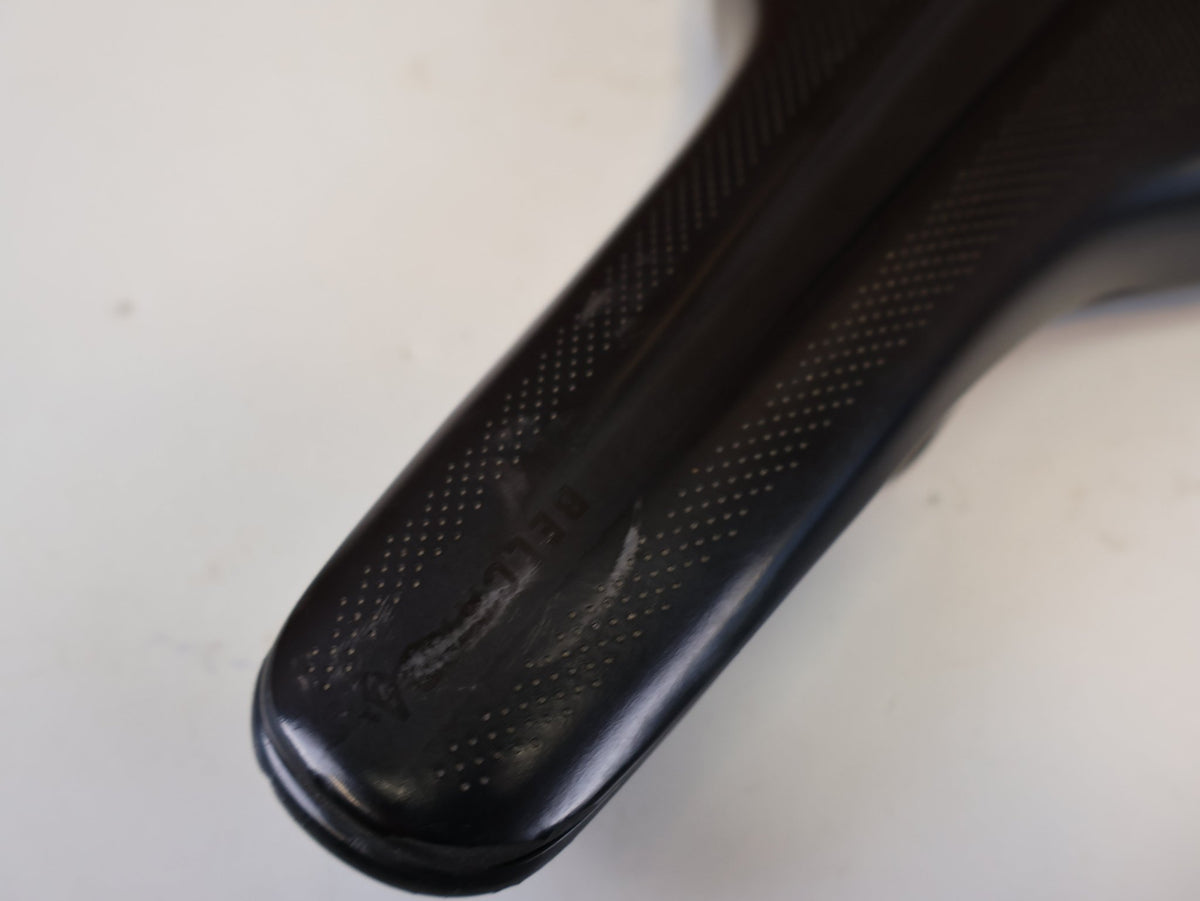 Sattel von Syncros, SYNCROS BELCARRA 1.0 CARBON REGULAR SATTEL 130MM vor USEDBIKES-OB.DE Hintergrund
