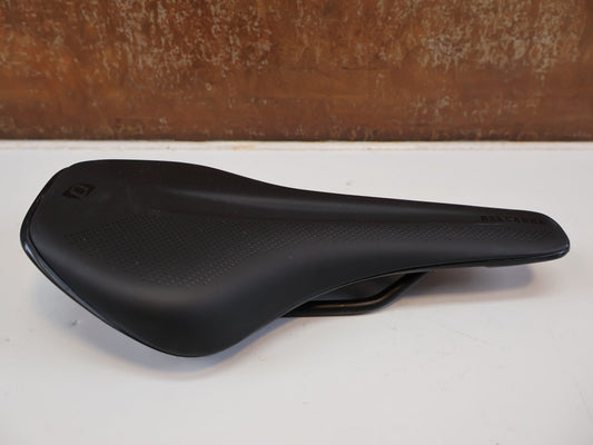 Sattel von Syncros, SYNCROS BELCARRA R 2.0 / 130 MM / RENNRAD MTB SATTEL vor USEDBIKES-OB.DE Hintergrund