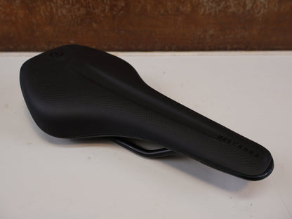 Sattel von Syncros, SYNCROS BELCARRA R 2.0 / 130 MM / RENNRAD MTB SATTEL vor USEDBIKES-OB.DE Hintergrund