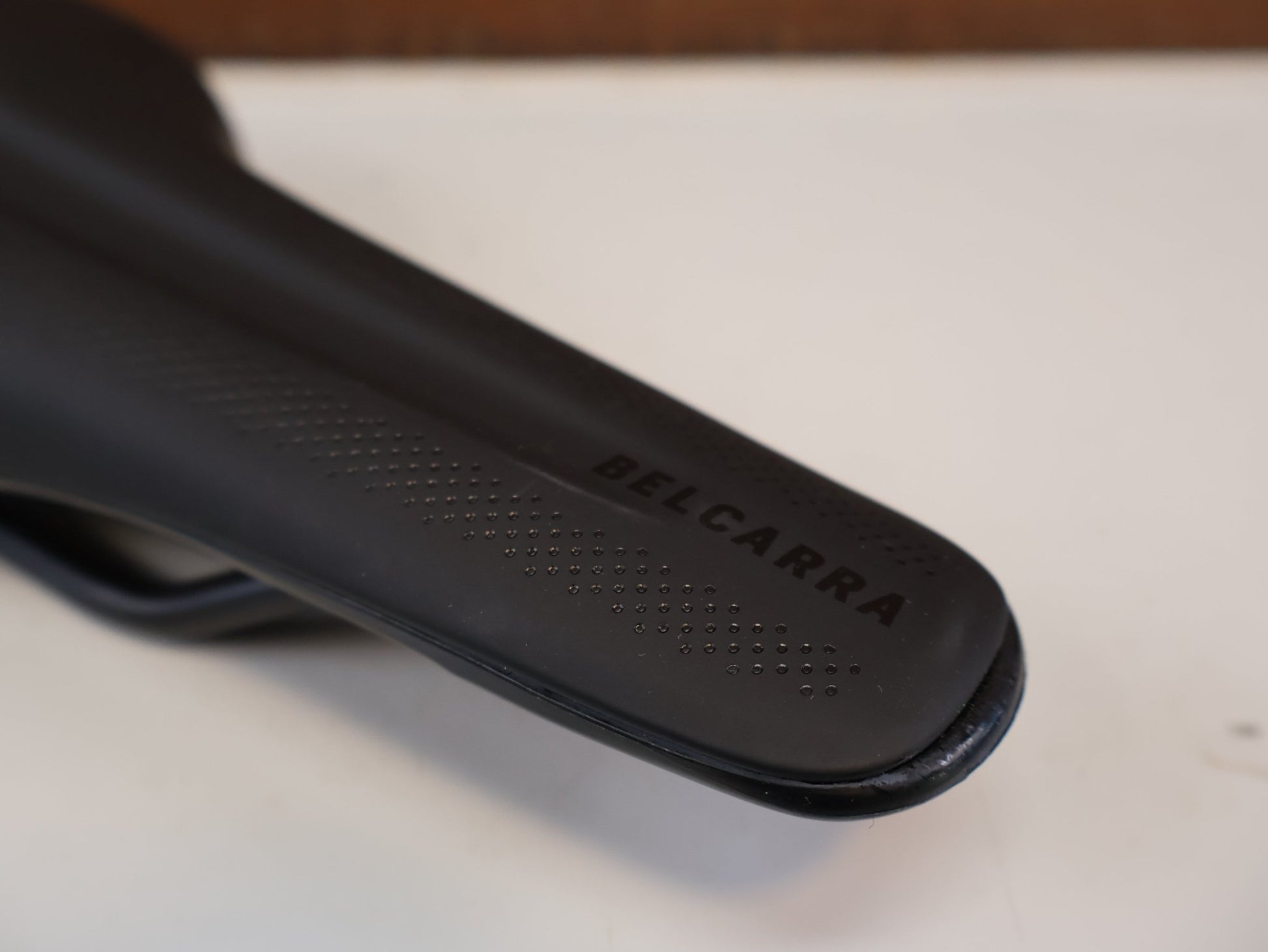Sattel von Syncros, SYNCROS BELCARRA R 2.0 / 130 MM / RENNRAD MTB SATTEL vor USEDBIKES-OB.DE Hintergrund