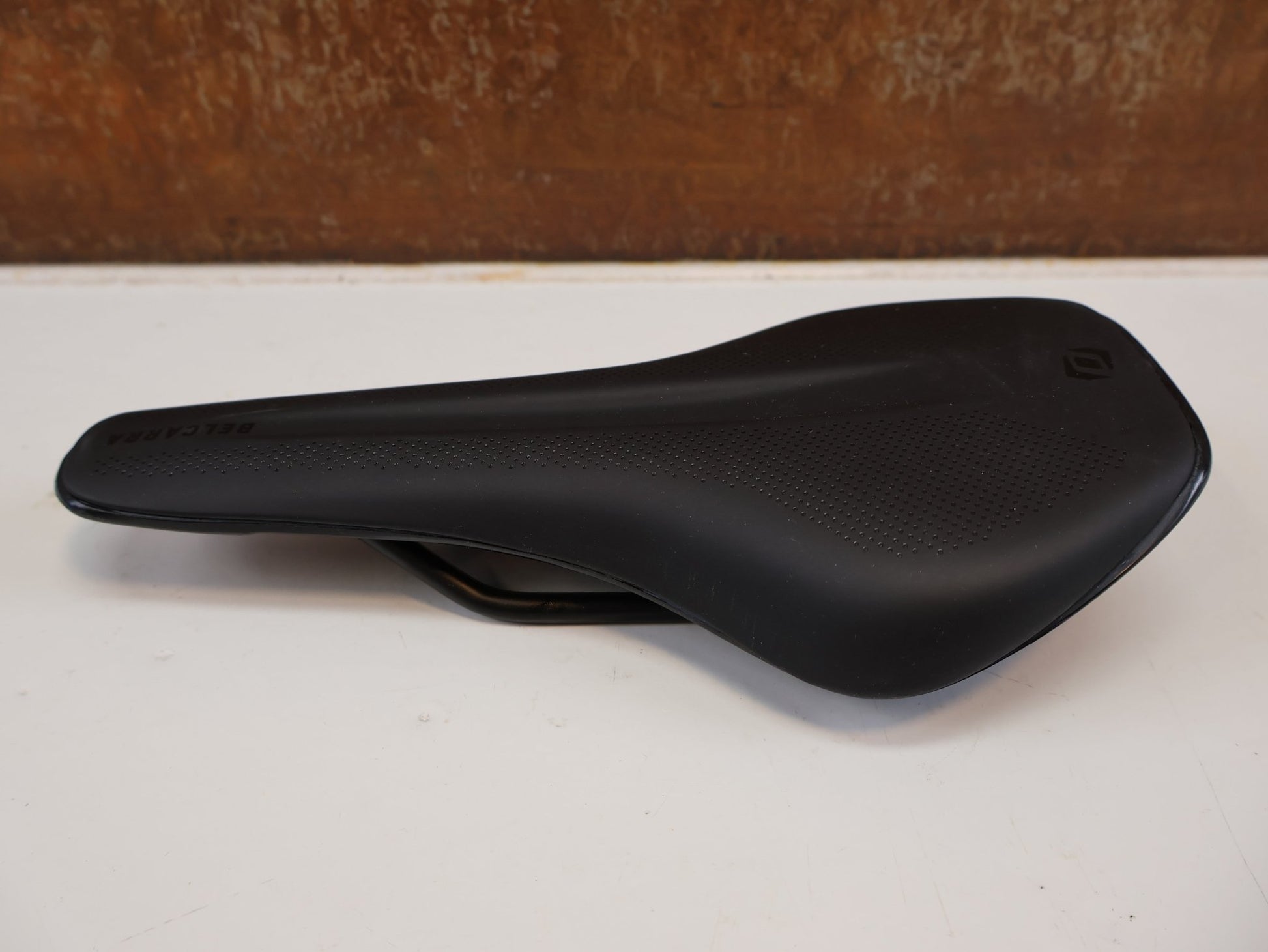 Sattel von Syncros, SYNCROS BELCARRA R 2.0 / 130 MM / RENNRAD MTB SATTEL vor USEDBIKES-OB.DE Hintergrund