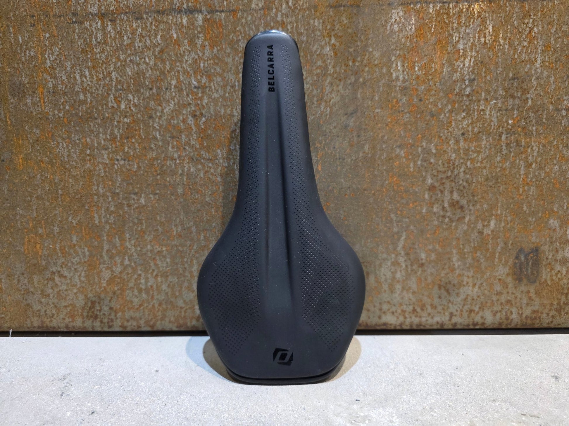 Sattel von Syncros, SYNCROS BELCARRA REGULAR 2.0 SATTEL SCHWARZ vor USEDBIKES - OB.DE Hintergrund
