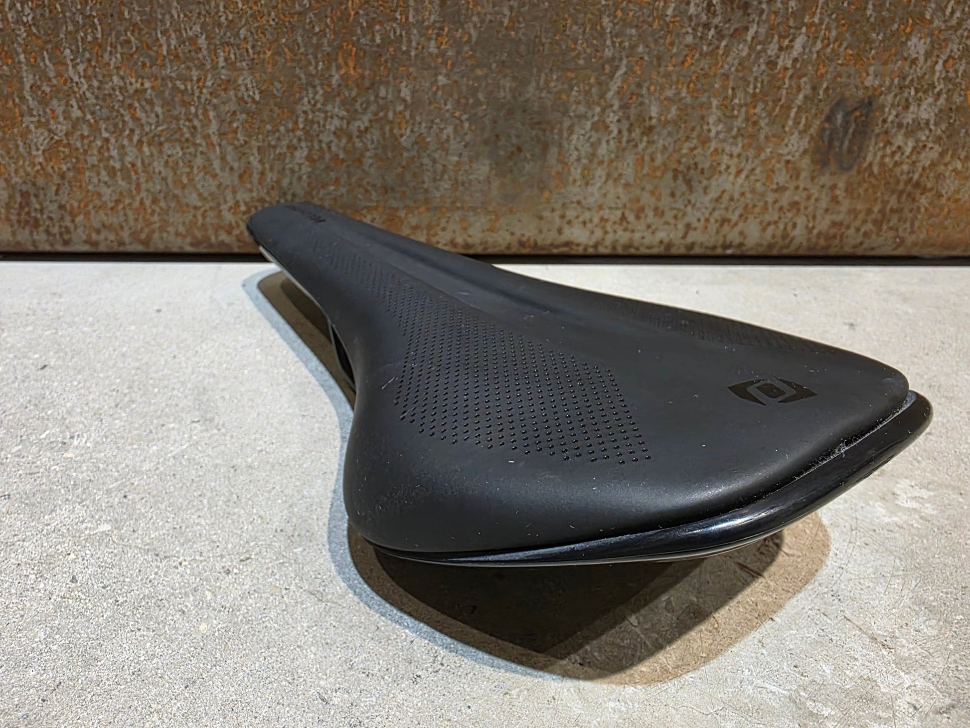 Sattel von Syncros, SYNCROS BELCARRA REGULAR 2.0 SATTEL SCHWARZ vor USEDBIKES - OB.DE Hintergrund
