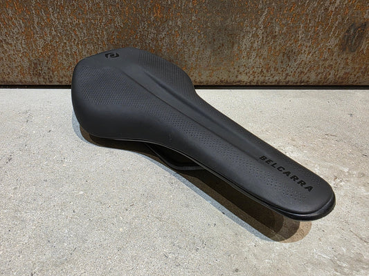 Sattel von Syncros, SYNCROS BELCARRA REGULAR 2.0 SATTEL SCHWARZ vor USEDBIKES - OB.DE Hintergrund