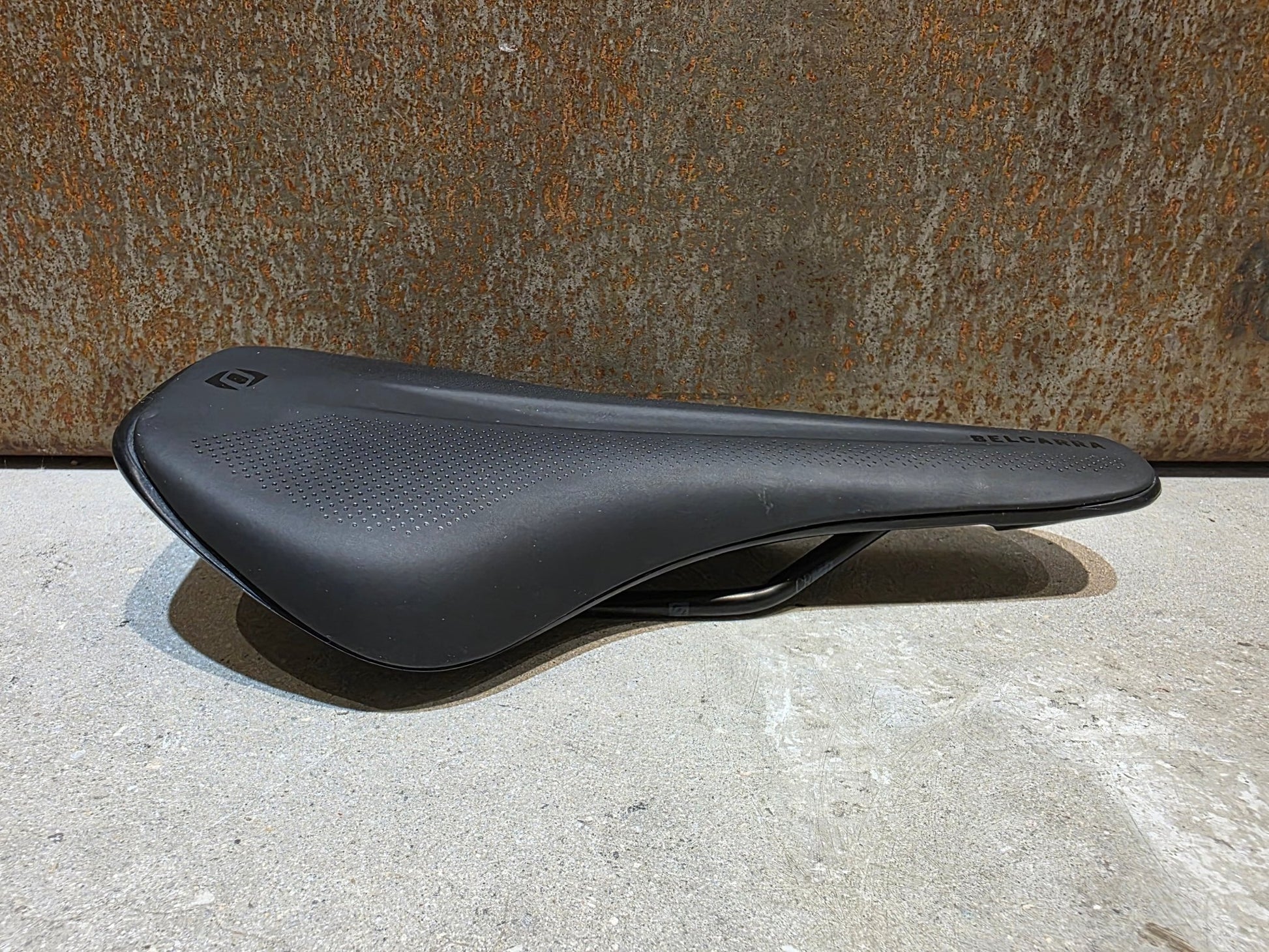 Sattel von Syncros, SYNCROS BELCARRA REGULAR 2.0 SATTEL SCHWARZ vor USEDBIKES - OB.DE Hintergrund