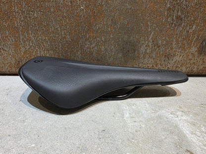 Sattel von Syncros, SYNCROS BELCARRA REGULAR 2.0 SATTEL SCHWARZ vor USEDBIKES - OB.DE Hintergrund