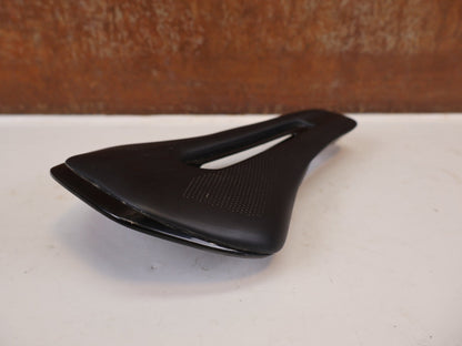 Sattel von Syncros, Syncros Belcarra V 1.0 Cut-Out Sattel Carbon 140mm 181g vor USEDBIKES-OB.DE Hintergrund