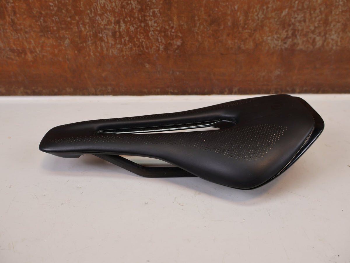 Sattel von Syncros, Syncros Belcarra V 1.0 Cut-Out Sattel Carbon 140mm 181g vor USEDBIKES-OB.DE Hintergrund