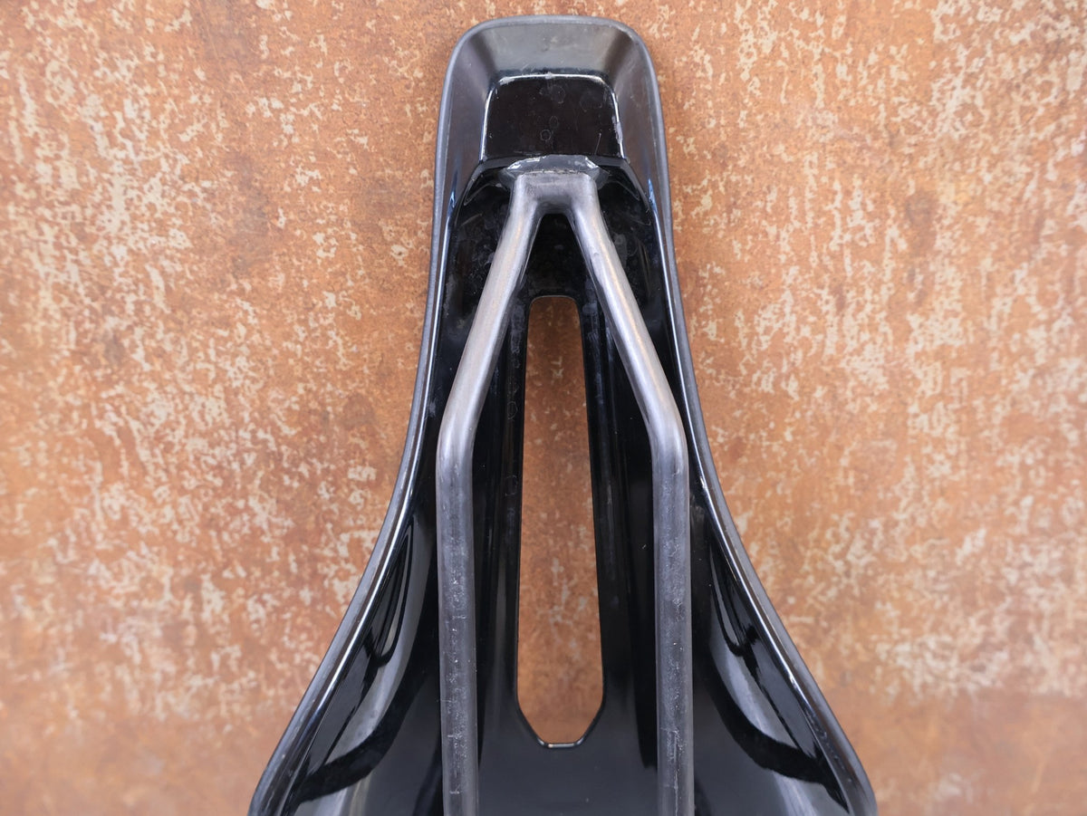 Sattel von Syncros, Syncros Belcarra V 1.0 Cut-Out Sattel Carbon 140mm 181g vor USEDBIKES-OB.DE Hintergrund