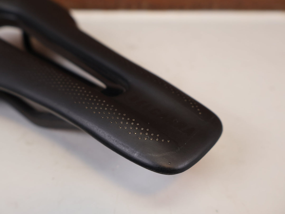 Sattel von Syncros, Syncros Belcarra V 1.0 Cut-Out Sattel Carbon 140mm 181g vor USEDBIKES-OB.DE Hintergrund