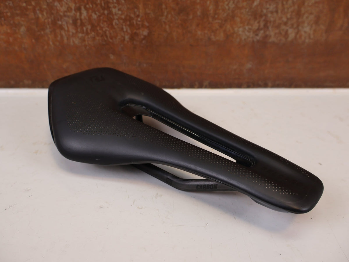 Sattel von Syncros, Syncros Belcarra V 1.0 Cut-Out Sattel Carbon 140mm 181g vor USEDBIKES-OB.DE Hintergrund