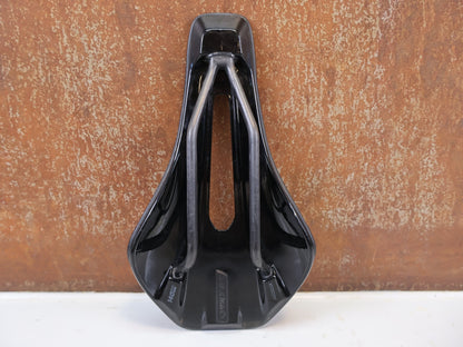 Sattel von Syncros, Syncros Belcarra V 1.0 Cut-Out Sattel Carbon 140mm 181g vor USEDBIKES-OB.DE Hintergrund