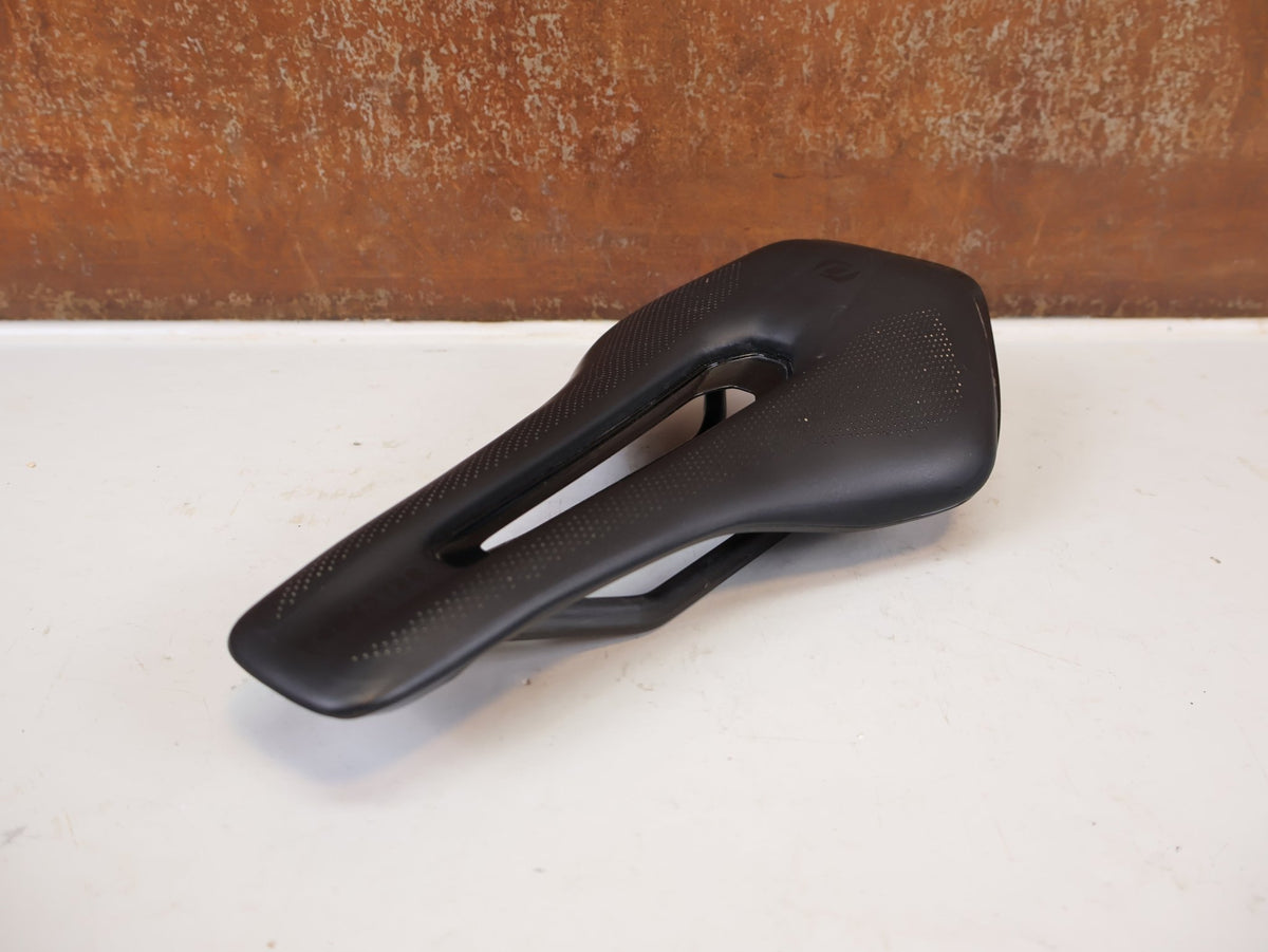 Sattel von Syncros, Syncros Belcarra V 1.0 Cut-Out Sattel Carbon 140mm 181g vor USEDBIKES-OB.DE Hintergrund