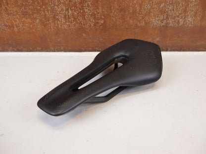 Sattel von Syncros, Syncros Belcarra V 1.0 Cut-Out Sattel Carbon 140mm 181g vor USEDBIKES-OB.DE Hintergrund