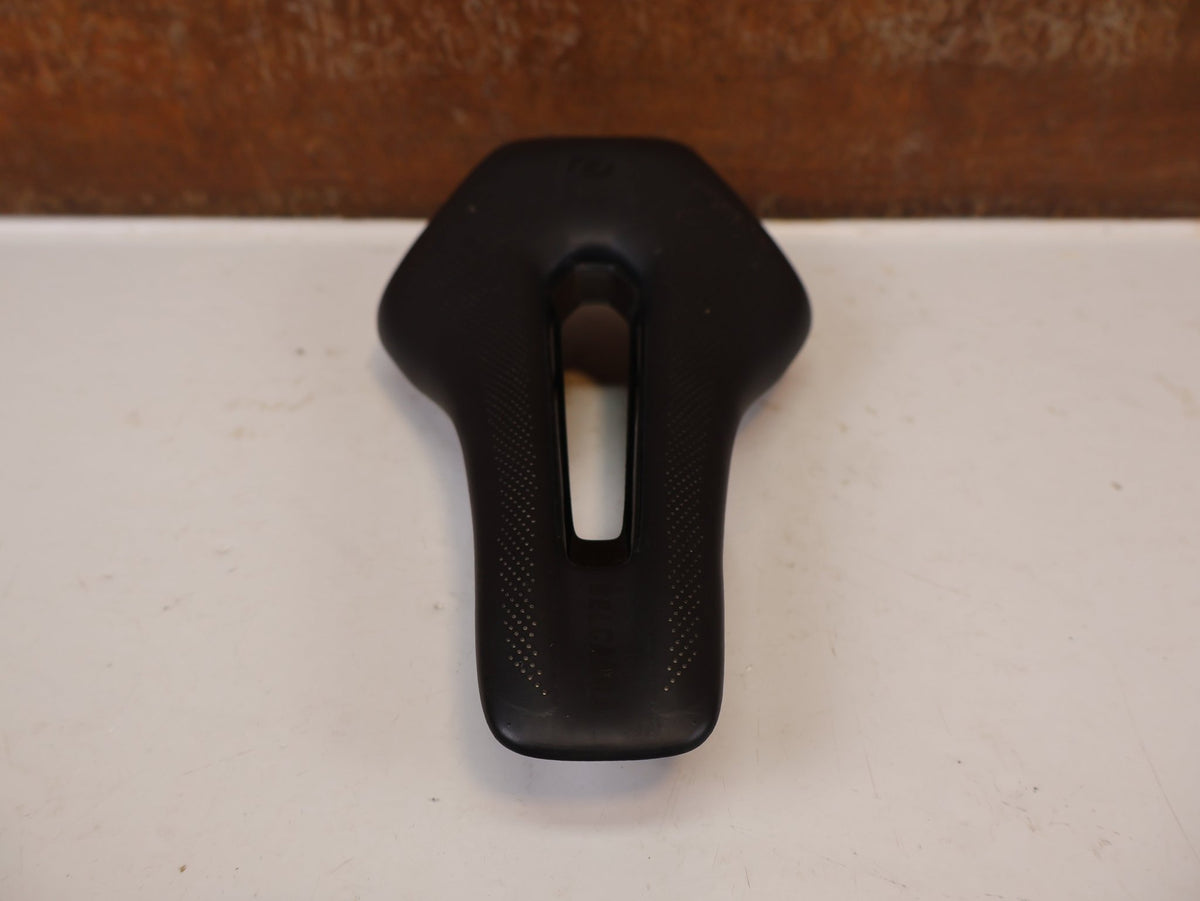 Sattel von Syncros, Syncros Belcarra V 1.0 Cut-Out Sattel Carbon 140mm 181g vor USEDBIKES-OB.DE Hintergrund