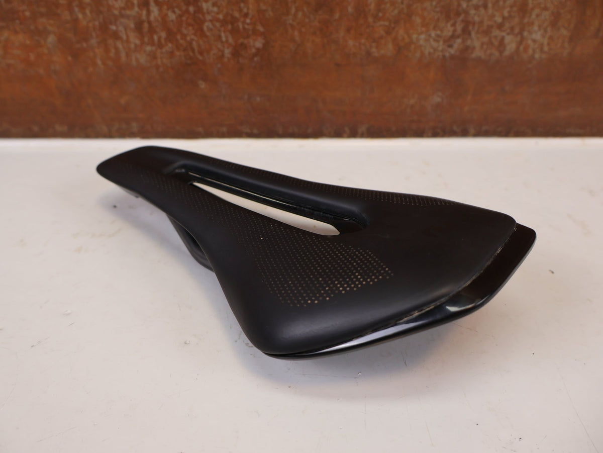 Sattel von Syncros, Syncros Belcarra V 1.0 Cut-Out Sattel Carbon 140mm 181g vor USEDBIKES-OB.DE Hintergrund