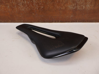Sattel von Syncros, Syncros Belcarra V 1.0 Cut-Out Sattel Carbon 140mm 181g vor USEDBIKES-OB.DE Hintergrund