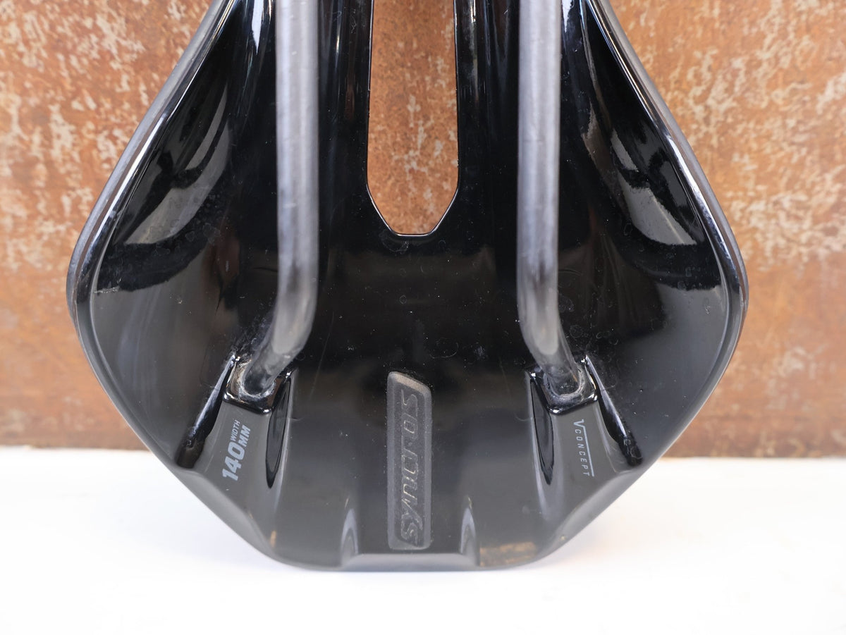 Sattel von Syncros, Syncros Belcarra V 1.0 Cut-Out Sattel Carbon 140mm 181g vor USEDBIKES-OB.DE Hintergrund