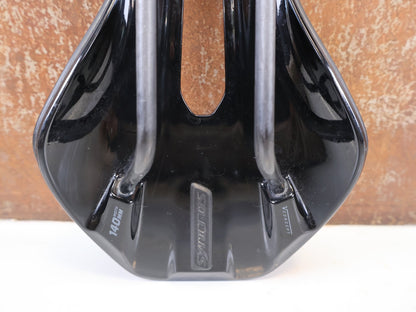 Sattel von Syncros, Syncros Belcarra V 1.0 Cut-Out Sattel Carbon 140mm 181g vor USEDBIKES-OB.DE Hintergrund