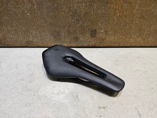 Sattel von Syncros, SYNCROS BELCARRA V 1.0 CUT - OUT SATTEL vor USEDBIKES - OB.DE Hintergrund