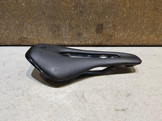 Sattel von Syncros, SYNCROS BELCARRA V 1.0 CUT - OUT SATTEL vor USEDBIKES - OB.DE Hintergrund