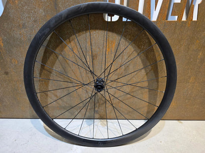 Laufrad/Laufradsatz von Syncros, SYNCROS CAPITAL 1.0 CARBON 35 LAUFRADSATZ DISC vor USEDBIKES - OB.DE Hintergrund