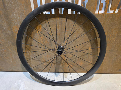 Laufrad/Laufradsatz von Syncros, SYNCROS CAPITAL 1.0 CARBON 35 LAUFRADSATZ DISC vor USEDBIKES - OB.DE Hintergrund