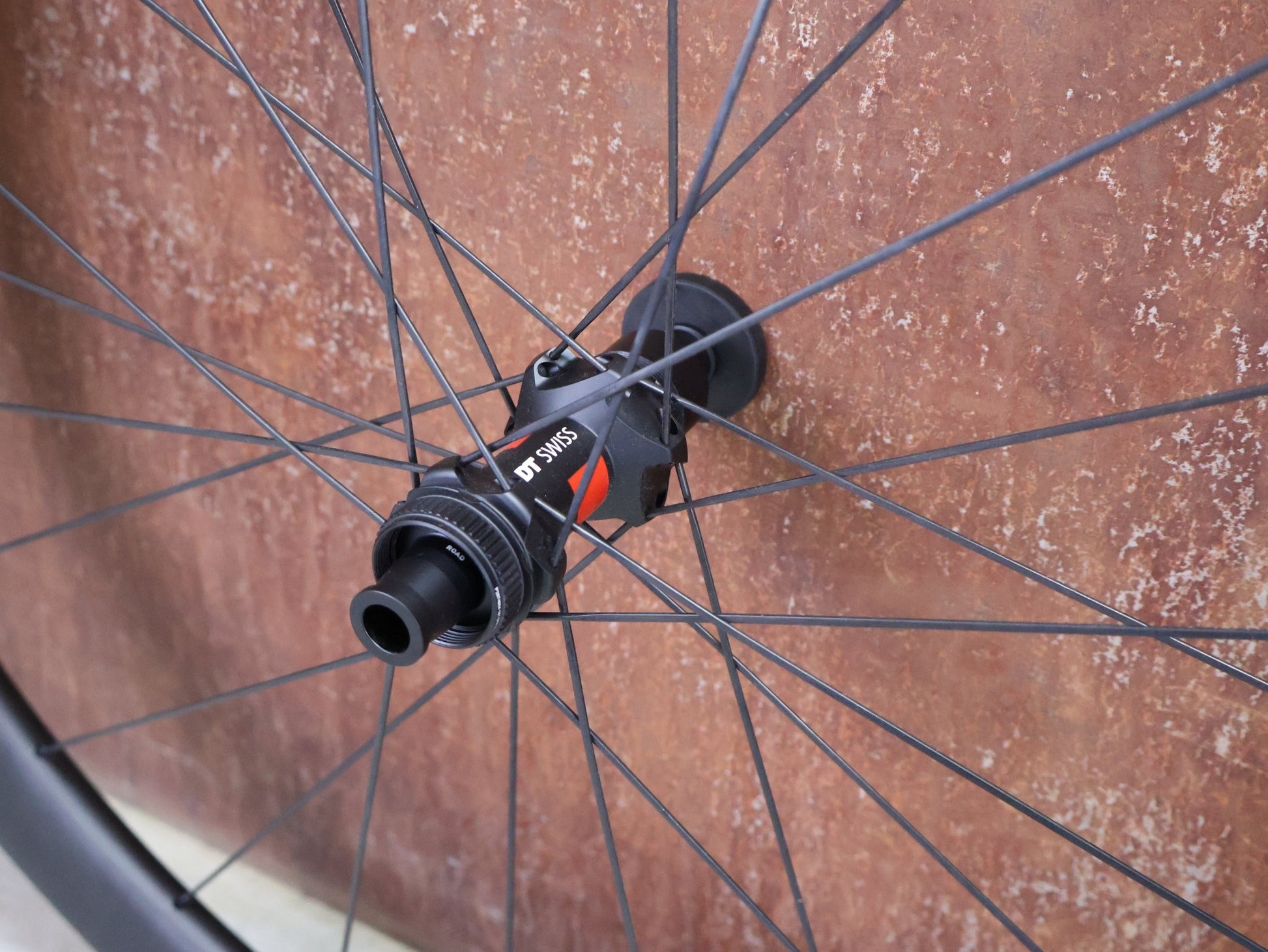 Laufrad/Laufradsatz von Syncros, SYNCROS CAPITAL 1.0 / DT SWISS 240 / LAUFRADSATZ DISC vor USEDBIKES - OB.DE Hintergrund