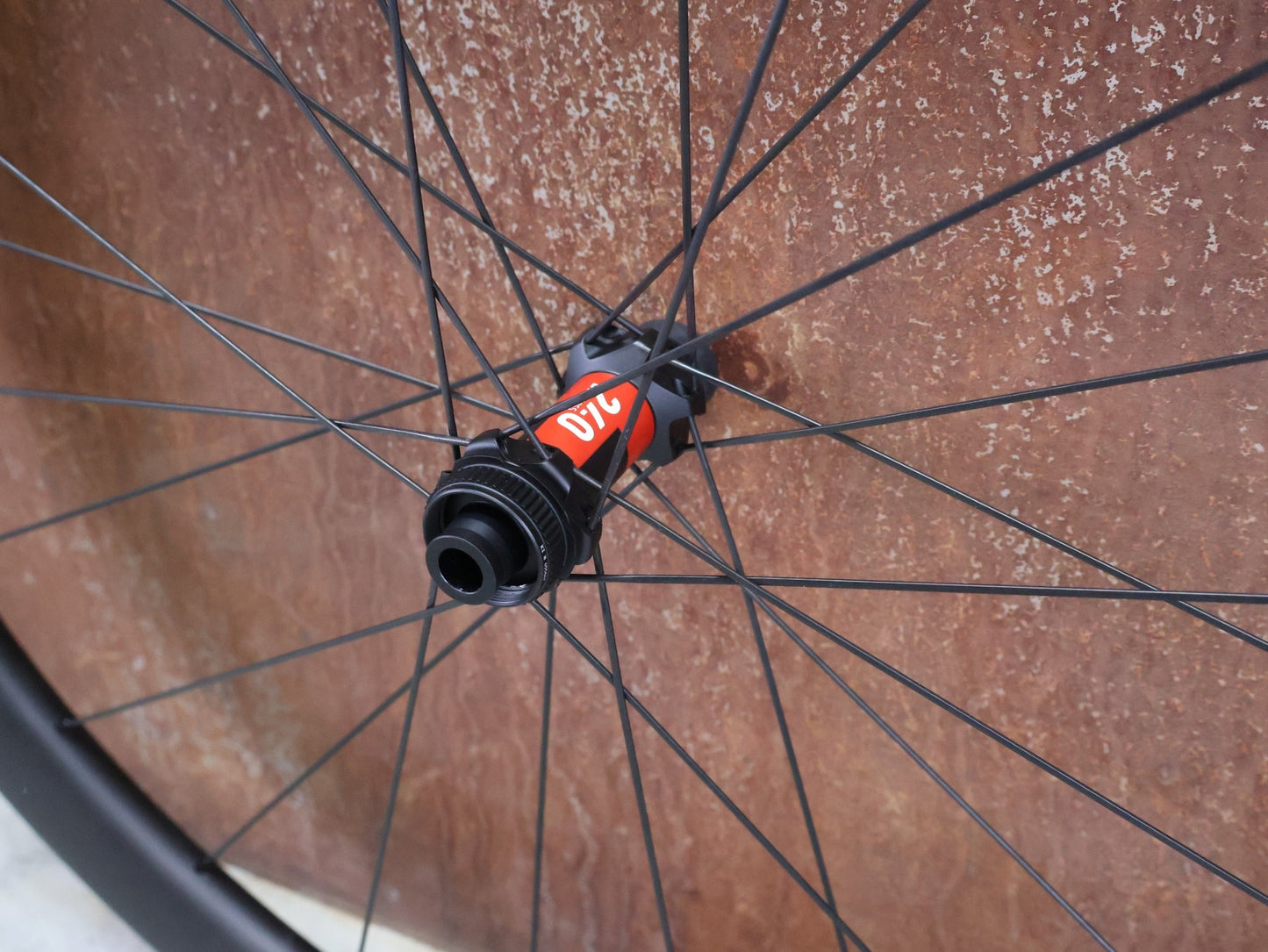 Laufrad/Laufradsatz von Syncros, SYNCROS CAPITAL 1.0 / DT SWISS 240 / LAUFRADSATZ DISC vor USEDBIKES - OB.DE Hintergrund